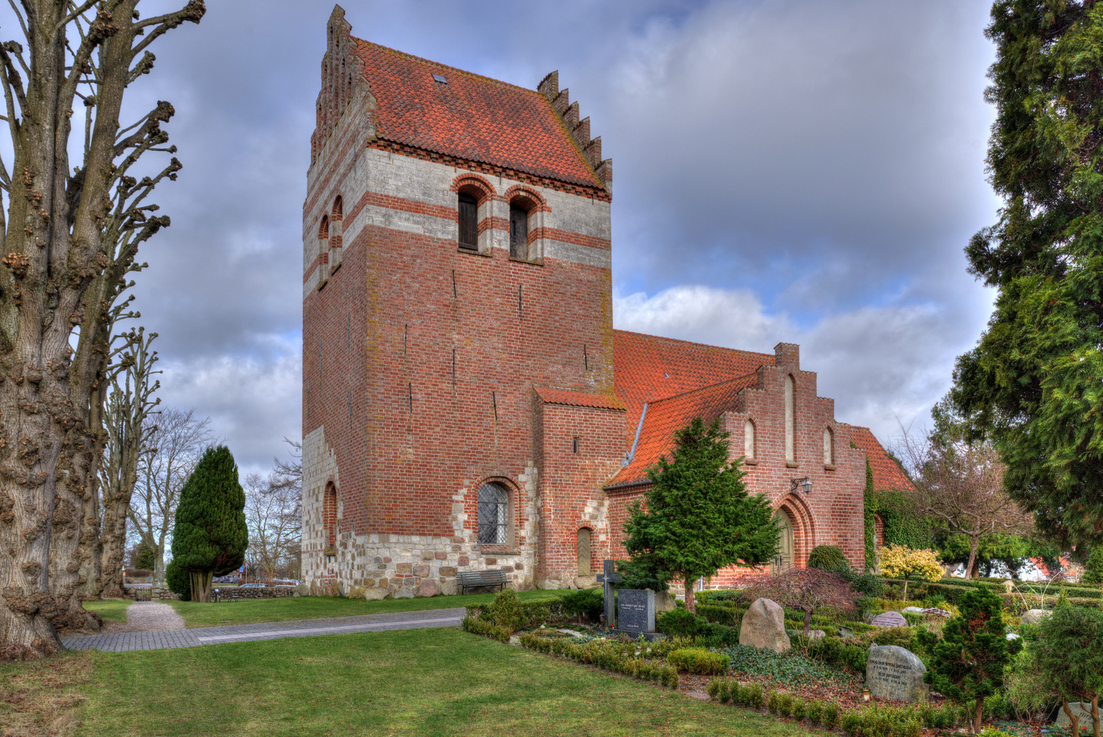 Allerslev Kirke set fra kirkegården set fra sydvest