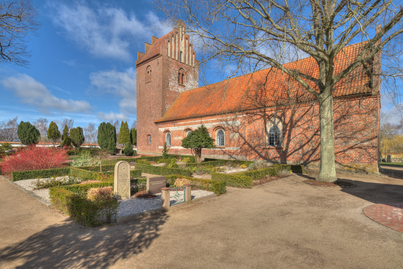Glim Kirke set fra kirkegårdens sydøstside