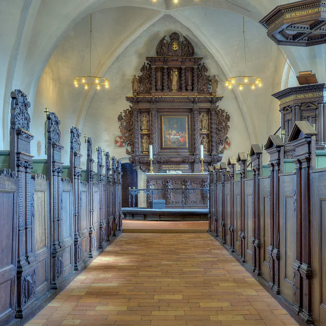 Glim Kirkes kirkeskib og alter