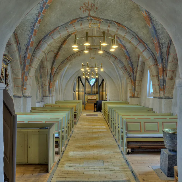Osted Kirke kirkeskib og orgel